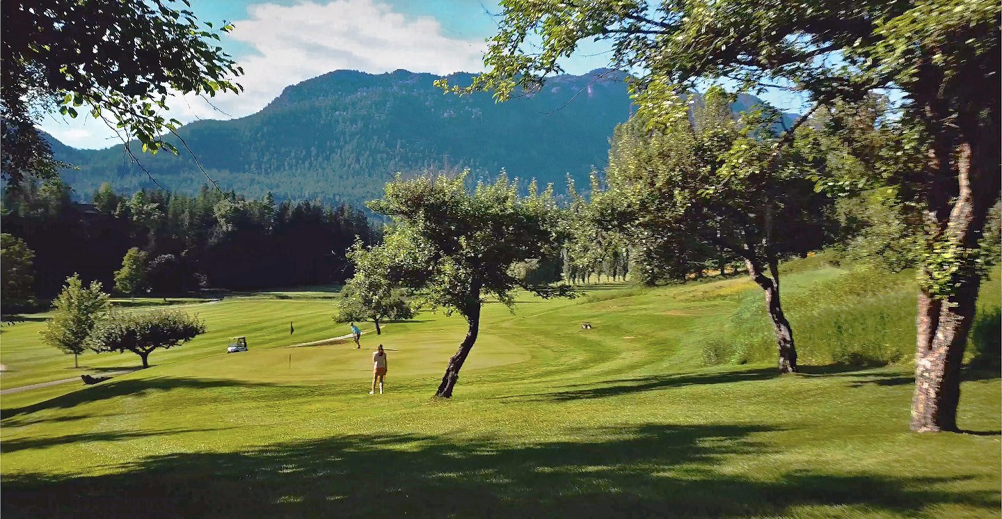 golfers_putting_Kokanee_Springs_1400px-1 golfers_putting_Kokanee_Springs_1400px-1